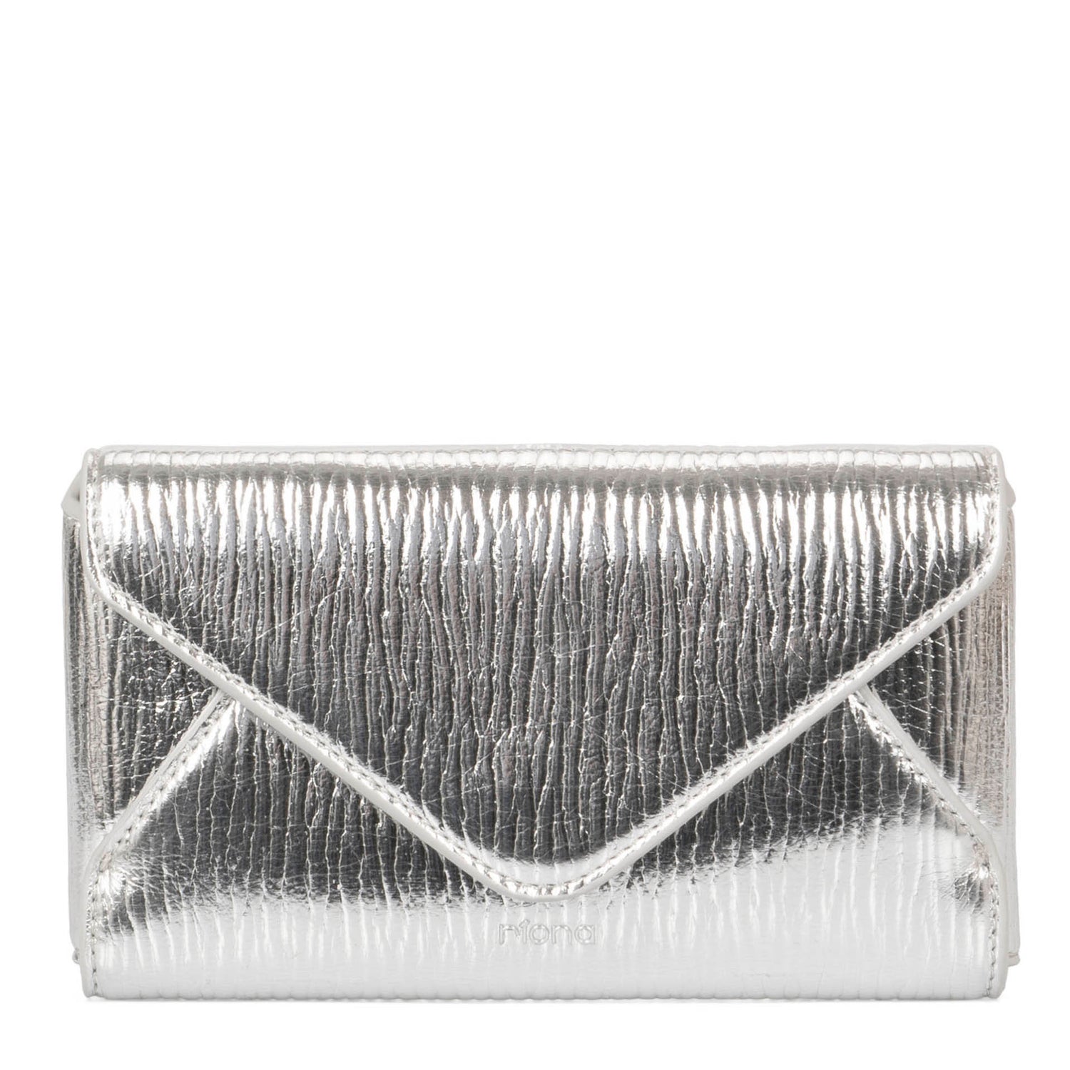 Front view of silver metallic-lustered vegan crossbody bag called Evening in an envelopy style designed by Riona, showcasing its enevelopye closure and shiney textured PU look.